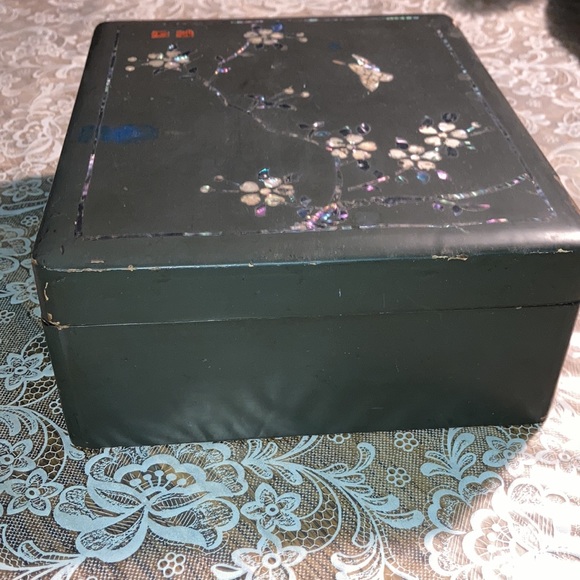 VTG ASIAN BLACK LACQUER JEWEL BOX w/MOP inlaid. $39 - Picture 7 of 12